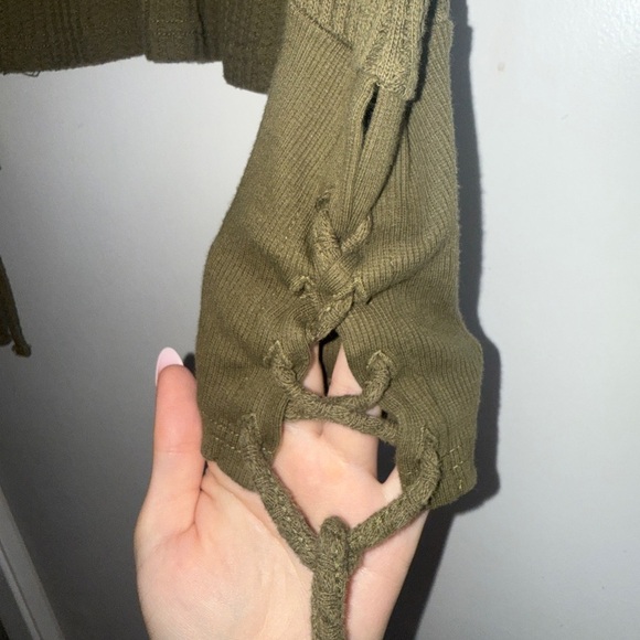 2/$15 Forever 21 Green Ribbed Tie Sleeve Crop Top - Picture 3 of 4